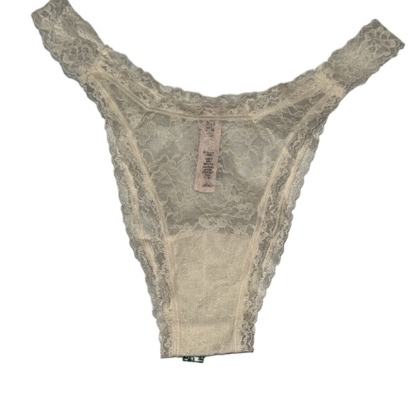 Victoria’s Secret Lace Brazilian Slip Panty/off white - Picture 1 of 3